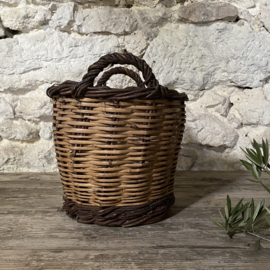 BU20110186 Old French traditional woven rustic basket in beautiful condition! Size: 27 cm high / 33 cm cross section