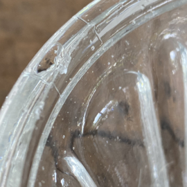 OV20110919 Antieke Franse confiture pot van mondgeblazen glas. Mist een minimale chip op de rand (zie foto 5 ) verder in prachtige staat! Afmeting: 8,5 cm hoog / 11,5 cm doorsnede