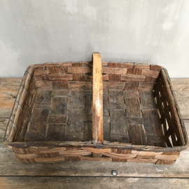 OV20110674 Large old French chip harvesting basket for collecting chestnuts in good condition! Size: 44 cm. long / 13.5 cm. high (up to handle) / 30 cm. wide.