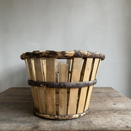 BU20110147 The authentic old French grape harvest basket from Provence made of chestnut wood in beautiful condition! Size: 68 cm long / 46.5 cm. cross section / 29 cm high.