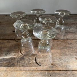 OV20110964 Set van 6 antieke 19de eeuwse Franse wijnglazen van mond geblazen glas in prachtige staat! Afmeting: 14,5 cm hoog / +/- 7,5 cm doorsnede.