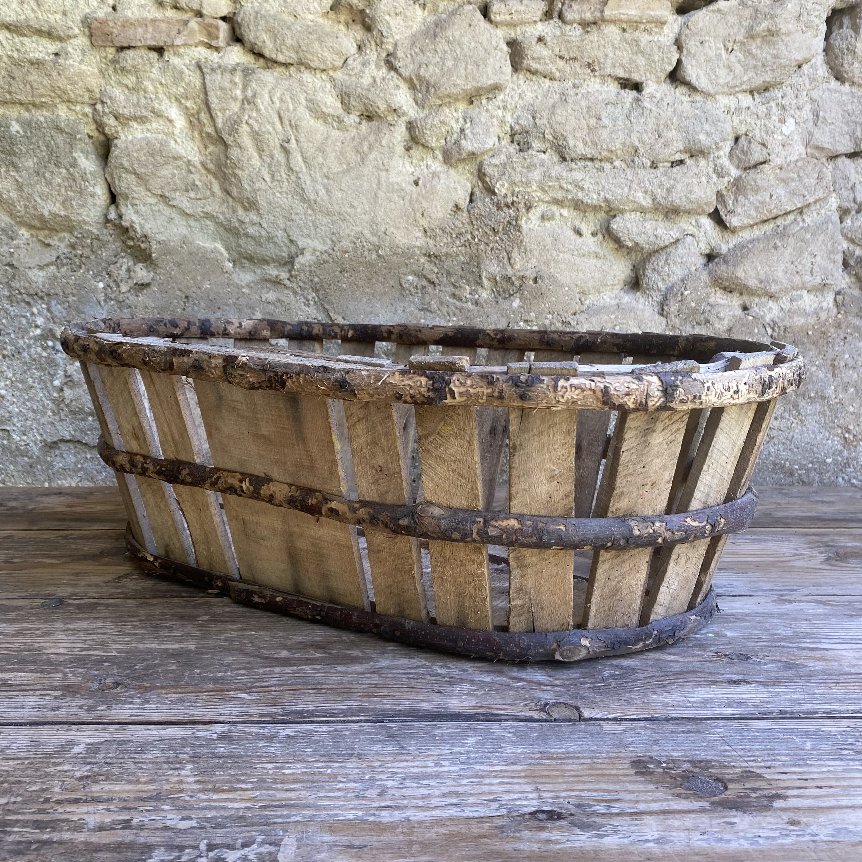 BU20110176 Oude Franse druivenoogst mand van kastanjehout in prachtige staat! Afmeting: 62 cm lang / 20 cm hoog / 41,5 cm breed