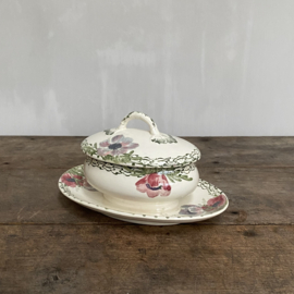 AW20111063 Antieke sauciere met deksel stempel - Creil et Montereau Labrador - periode 1894-1920 gedecoreerd met anemonen in perfecte staat. Afmeting: 23 cm lang /  13,5 cm hoog (t/m greepje) / doorsnede sauskom 10 cm.