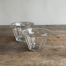 OV20111034 Antique French confiture jar made of mouth-blown glass in beautiful condition! Size: 7.5 cm high / 11 cm cross section