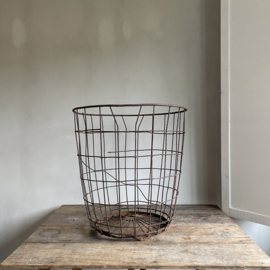 OV20111036 Grote oude Franse ijzeren mand in prachtige verweerde staat! Perfect voor opslag van je houtblokken bij de haard...Afmeting: 56 cm hoog / 53,5 cm doorsnede Alleen ophalen winkel!