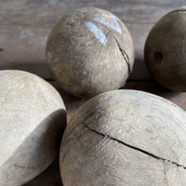 OV20110968 Set van 5 antieke houten  Franse jeu de boule ballen periode: 18de eeuw. Prachtige grijs patina verweerd en staat! Afmeting: +/- 11 cm doorsnede