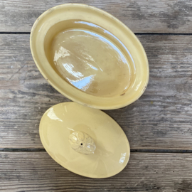 AW20111302 Antique French tureen size 7 in beautiful soft yellow.. stamp - Terre a Feu UC Sarreguemines - period: before 1895 has a small, stable hairline on the lid, otherwise in beautiful condition! Size: 17 cm long/ 7.5 cm high/12.5 cross section