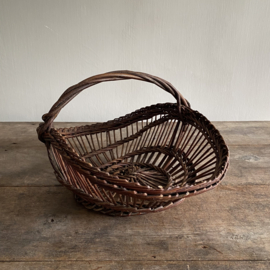 BU20110142 Small old French harvest basket for picking the wild French cèpes (porcini) in beautiful condition! Size: 36 cm long / 17 cm high (up to handle) / 26 cm cross section