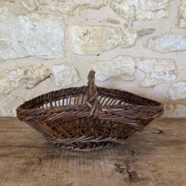 BU20110183 Klein oud Frans oogstmandje van traditioneel gevlochten wilgenteen in mooi vergrijsde staat! Afmeting: 35,5 cm lang /  13,5 cm hoog /  27 cm doorsnede