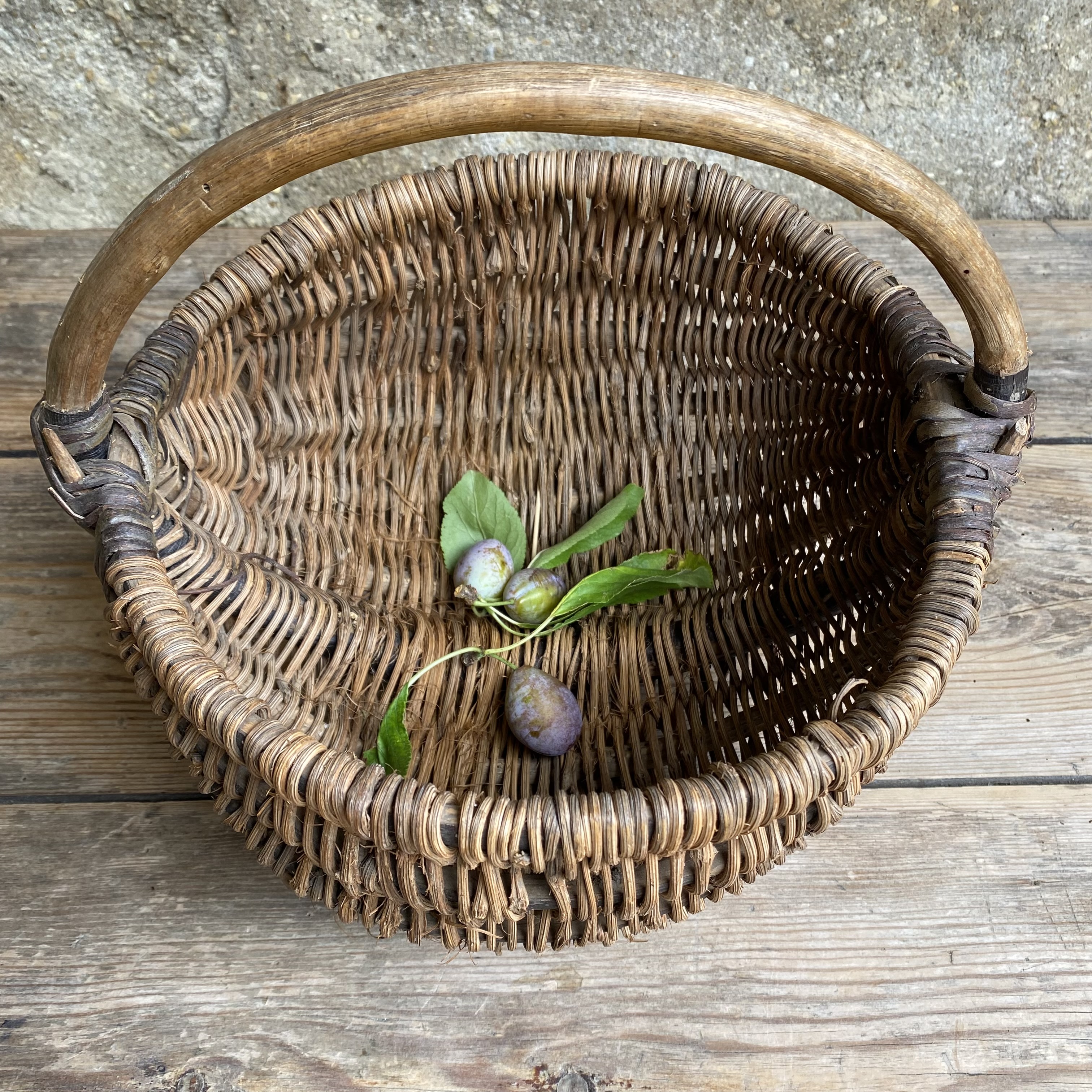 BU20110180 Old French harvest basket, probably made of woven chestnut wood, in beautiful condition! Size: 16 cm high (to the handle) / 28 cm cross section