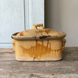 AW20110663 Old French pate tureen has some old traces of use, but otherwise in beautiful condition! Size: 9.5 cm. high (up to the lid) / 20.5 cm. long / 14 cm. wide