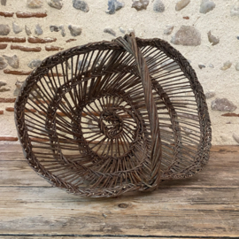 BU20110173 Oude Franse oogstmand op traditionele wijze gevlochten van wilgenteen in mooie licht vergrijsde staat! Afmeting: 51,5 cm lang / 34,5 cm breed / 20,5 cm hoog (tot het hengsel)