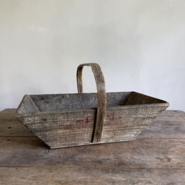 BU20110128 Old French grape harvest basket. Beautifully aged due to use and in beautiful condition! Size: 45.5 cm long / 28 cm wide / 14 cm high (to handle)
