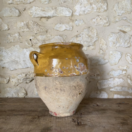 AW20111240 Grote antieke Franse confit pot periode: 19de eeuw. Heeft 3 kleine gaatjes op de onderste rand (zie voor details foto's) verder in prachtige verweerde staat! Afmeting: 33 cm hoog /  22 cm doorsnede