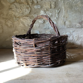 BU20110188 Old French rustic fruit harvest basket made of woven wicker in beautiful condition! Size: 18.5 cm high (to handle) / 32 cm high (including handle) / 41 cm cross section.