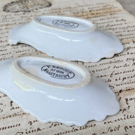 AW20110920 Set of 2 small antique Dutch serving dishes stamp - P.Regout Maastricht - period: 1880. One of the dishes is missing a minimal chip on the bottom (see photo 5) otherwise in beautiful condition! Size: 10 cm. long / 5.5 cm. cross section