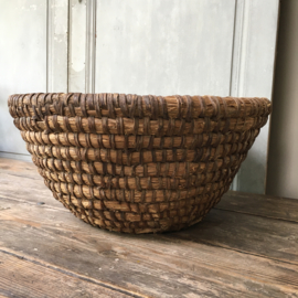 AW20110652 Old large French straw basket. Was used to catch beehives in the wild. In beautiful condition! Size: 22 cm. high / 48 cm. cross section.