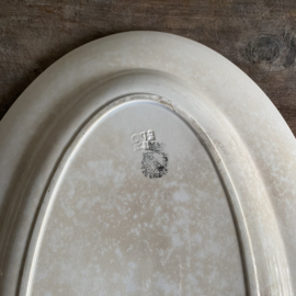 AW20111129 Antieke Franse serveerschaal stempel - Opaque de Sarrequemines -  periode:  1875-1900 in prachtige licht beboterde staat! Afmeting: 39 cm lang /  26 cm doorsnede
