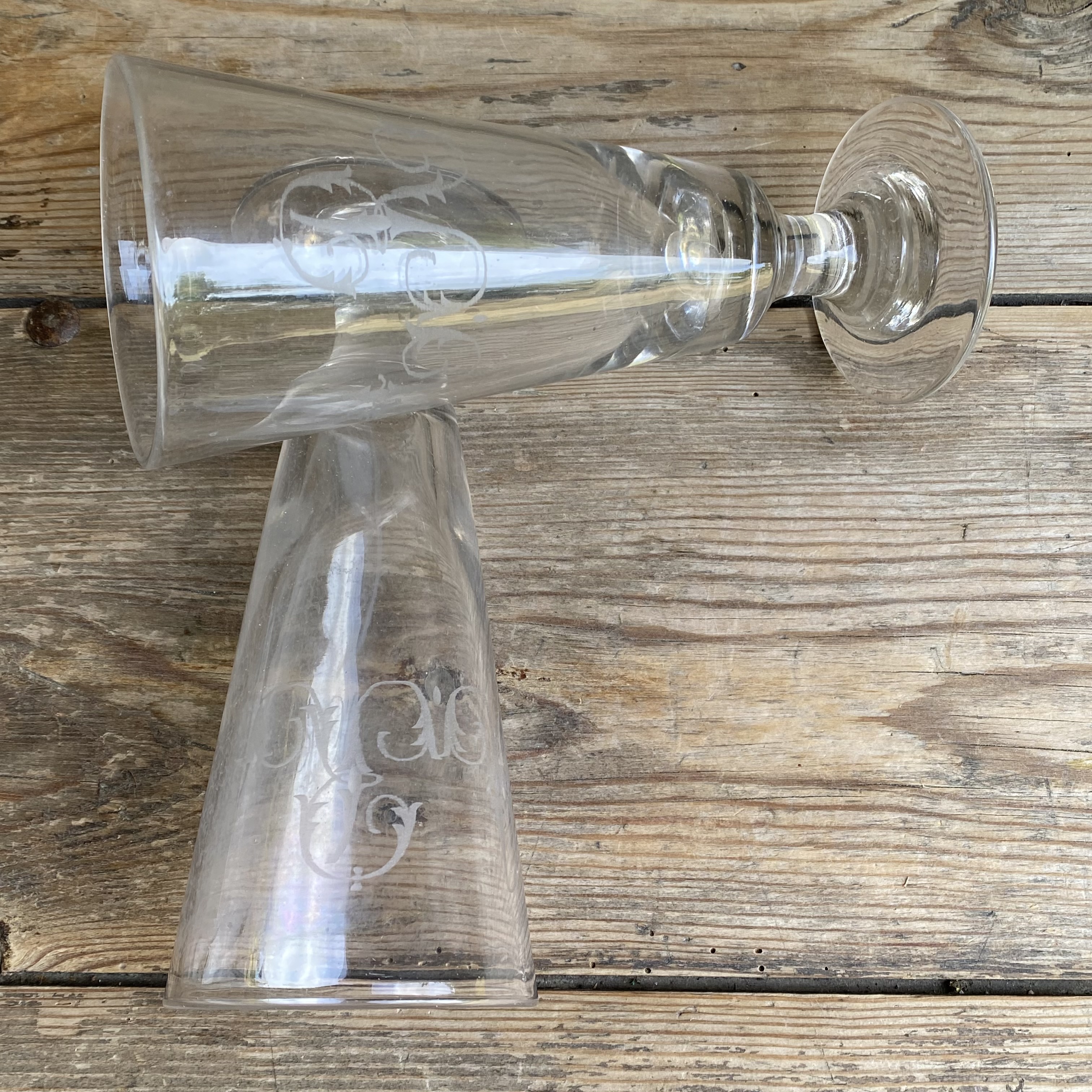 OV20111068 Set van 2 antieke hoge Franse glazen van mond geblazen glas met prachtig monogram - A. R - . Iets verweerd glas, maar verder in prachtige staat! Afmeting: 20 cm hoog /  8,5 cm doorsnede