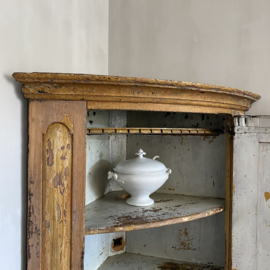 OV20110911 Antique Swedish corner cabinet in original patina period: 1800-1900. Size: 140 cm high / 107 cm wide / 61.5 cm  deep. We recommend fixing the cabinet to the wall for stability. Pick up in store or delivery within the NL for a fee.