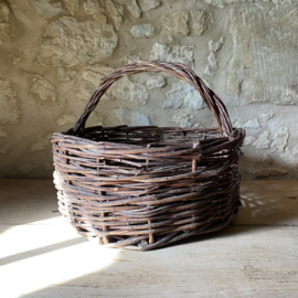 BU20110188 Old French rustic fruit harvest basket made of woven wicker in beautiful condition! Size: 18.5 cm high (to handle) / 32 cm high (including handle) / 41 cm cross section.