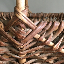 OV20110659 Old French picking basket made of willow branches in beautiful condition! Size: 18 cm. high (up to handle) / 56 cm. long / 37 cm. wide.