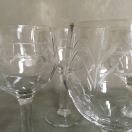 OV20110704 Set of 4 old French port glasses with beautiful faceted motif period: 1920s in perfect condition! Size: 13.5 cm. high / 6 cm. cross section (see also smaller set item no. OV20110677)