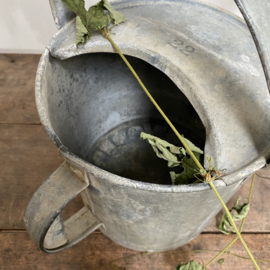 BU20110122 Old French zinc watering can in beautifully weathered condition, content: 22 litres, waterproof! Size: +/- 35 cm. high (up to handle) Only pick up in store!