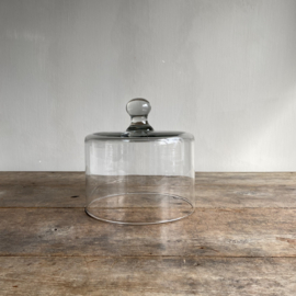 OV20110996 Old French bell jar with simple handle. Minimal chip on the edge (see last photo), otherwise in perfect condition! Size: 20.5 cm high (up to the handle) / 20 cm cross section.