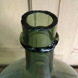 OV20110662 Oude Franse in mal geblazen wijnfles inhoud: 5 liter in prachtige verweerde staat! Afmeting: +/- 33 cm. hoog / +/- 21 cm. doorsnede.