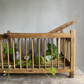 OV20111019 Old French wooden transport basket for chickens... now decorative for example a collection of decoy ducks. In beautiful condition! Size: 85 cm long (up to the handles) / 41 cm high / 49 cm deep. Store pick up only!