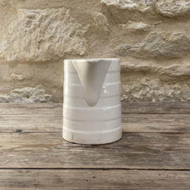 AW20111089 Old Belgian milk jug with content indication 1 liter stamp - Boch Freres la Louvière - period: 1960-1965, minor damage to the bottom (see photos), otherwise in beautiful condition! Size: 14.5 cm high / 10.5 cm cross section.