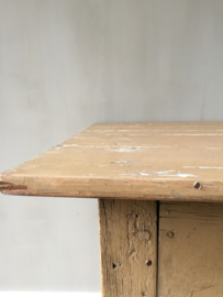 OV20110665 Oude Franse boerentafel met lade in vakverdeling en de originele sleetse kleur. In mooie staat! Afmeting: 1.33 lang / 76,5 breed / 71 cm. hoog Alleen ophalen of bezorgen tegen vergoeding.