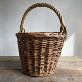 BU20110154 Old French harvest basket made of woven reed in beautiful condition! Size: 30.5 cm high (to handle) / 36 cm cross section.