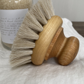 IH002 Bath brush with knob in oil treated maple and horsehair.