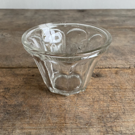 OV20111034 Antique French confiture jar made of mouth-blown glass in beautiful condition! Size: 7.5 cm high / 11 cm cross section