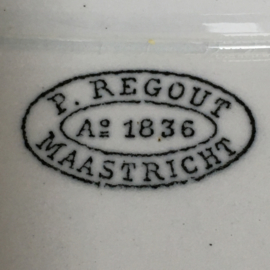 AW20110828 Antieke serveerschaal stempel - P.Regout Anno 1836 Maastricht - periode:  1878-1886. in perfecte staat! Afmeting: 6,5 cm. hoog / 30,5 cm. lang (t/m de greepjes) / 20 cm. doorsnede.