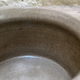 AW20111296 Old French grès stoneware pot, nice low model...small feint hairline, but completely stable (see photos for details) otherwise in beautiful condition! / Size: 10 cm high / 14.5 cm cross section.