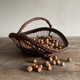 BU20110142 Small old French harvest basket for picking the wild French cèpes (porcini) in beautiful condition! Size: 36 cm long / 17 cm high (up to handle) / 26 cm cross section