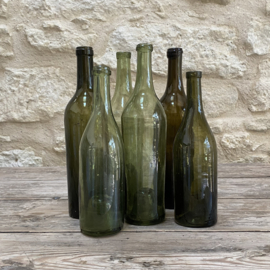 OV20111116 Set van 6 antieke wijnflessen van mondgeblazen glas in verschillende prachtige tinten groen met de zogenaamde "geest in de fles bodem"  in prachtige staat! Afmeting: grootste fles 31 cm hoog / kleinste fles 25,5 cm hoog