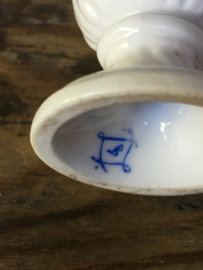 AW20110450 Prachtige 18de eeuwse Franse strooier van porselein met merkteken afkomstig uit bekende porceleinfabriek in Sèvres periode: 1754 staat wat eigenwijs scheef, maar in perfecte staat. Afmeting: 12cm.hoog / doorsnede +/- 5 cm. (breedste gedeelte)