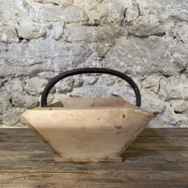 BU20110184 Oude Franse oogstmand voor in de moestuin of champignons in mooie staat! Afmeting: 50,5 cm lang / 15 cm hoog /  35 cm doorsnede