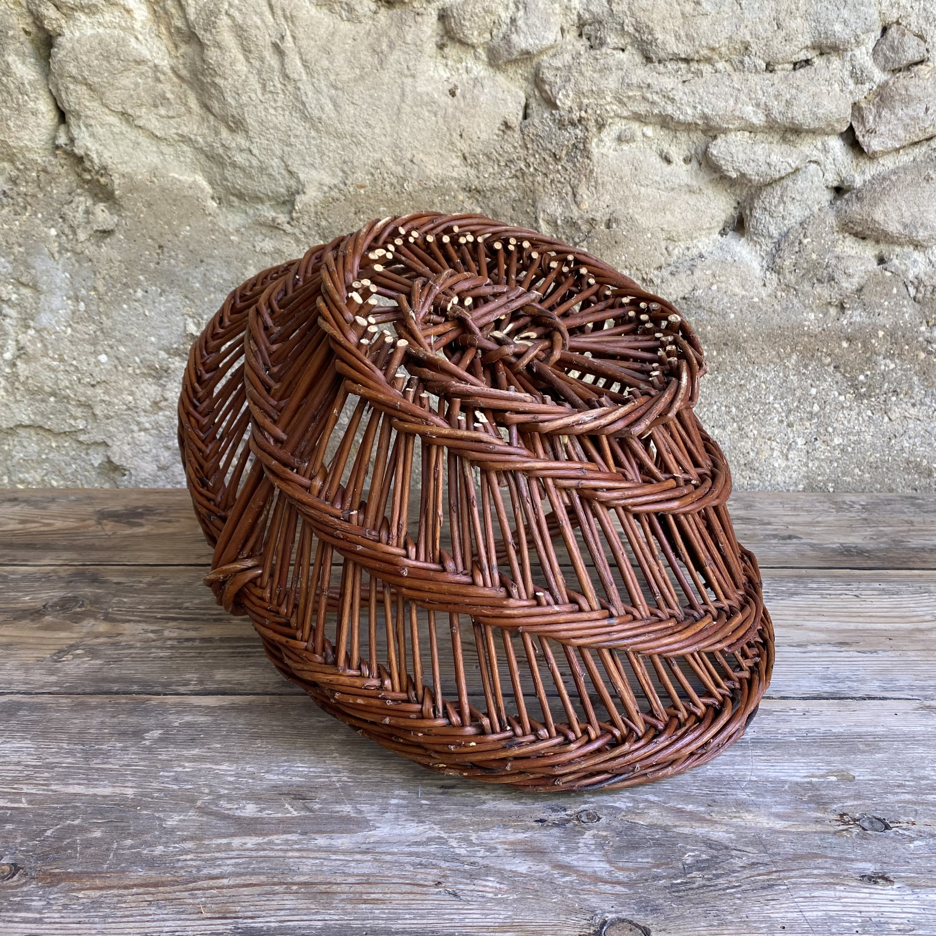 BU20110179 Oude traditionele Franse oogstmand van gevlochten wilgenteen in prachtige staat! Afmeting: 47 cm lang /  21 cm hoog (tot hengsel) / 33 cm doorsnede