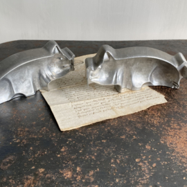 AW20110723 Old marzipan mold pig of the famous chocolatier of Carel van Laere Leiden no 1208 in beautiful condition! Size: 17 cm. long / 5.5 cm. wide / 7 cm. high