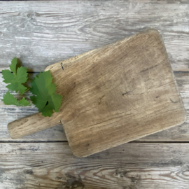 OV20111112 Old French cutting board in beautiful slightly grayed condition! Size: 30 cm long (to the handle) / 43 cm (up to the handle) / 24.5 cm wide / 4 cm thick