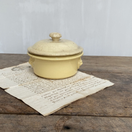 AW20110867 Antique French pâté jar with the famous lion heads. Period: late 19th century. The lid is a bit more buttered, but I immediately fell for the beautiful colors! In perfect condition. Size: 13 cm. cross section  / 6 cm. high