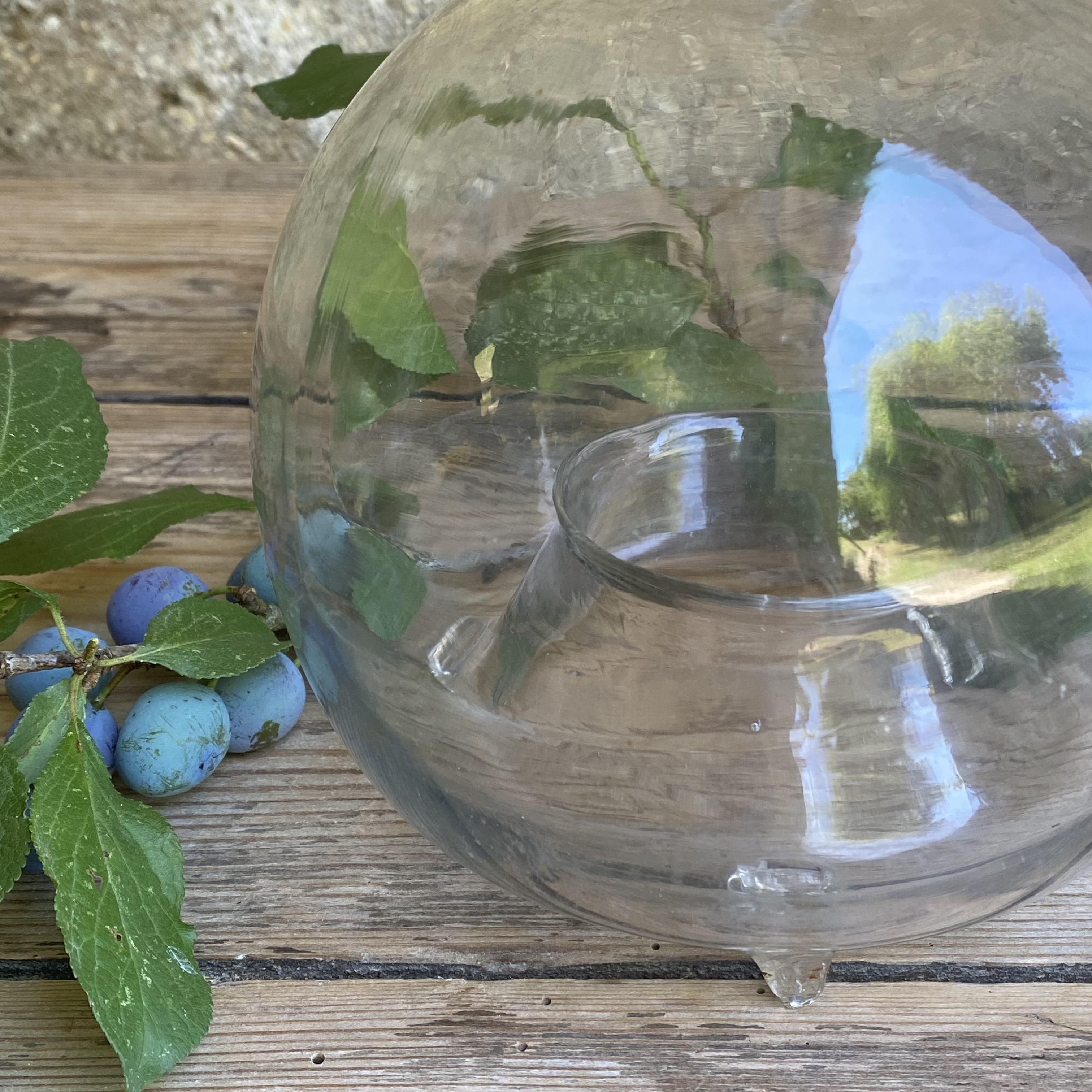 OV20111064 Antieke Franse vliegenvanger periode: 19de eeuw van mondgeblazen glas met bijbehorende stop in perfecte staat! Afmeting: 21 cm hoog / 14,5 doorsnede (over de "buik" gemeten)