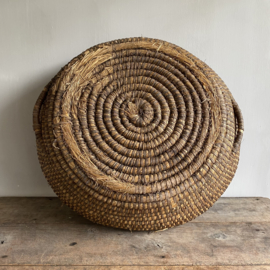 OV20111039 Grote oude Franse oogstmand van gevlochten stro met 2 handgrepen in mooie staat! Afmeting: 59 cm doorsnede / 17 cm hoog.