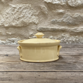 AW20111302 Antique French tureen size 7 in beautiful soft yellow.. stamp - Terre a Feu UC Sarreguemines - period: before 1895 has a small, stable hairline on the lid, otherwise in beautiful condition! Size: 17 cm long/ 7.5 cm high/12.5 cross section