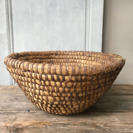 AW20110652 Old large French straw basket. Was used to catch beehives in the wild. In beautiful condition! Size: 22 cm. high / 48 cm. cross section.